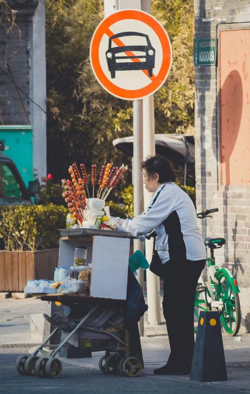 A street vendor's cart of candied fruit skewers on a Beijing street